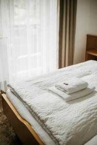A bed or beds in a room at Pension Baranekhof - accommodation in nature - Baranek Resorts
