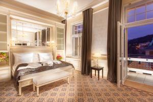 Postel nebo postele na pokoji v ubytování Luxury Spa Hotel Olympic Palace