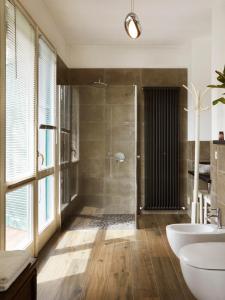 a bathroom with a shower and a sink at Il Fiume Azzurro Home B&B in Castelletto sopra Ticino