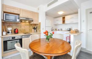 Η κουζίνα ή μικρή κουζίνα στο 1 Bedroom Gorgeous Apartment In Callian