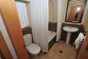 y baño con aseo y lavamanos. en Hostal Goyma III en San Fernando de Henares