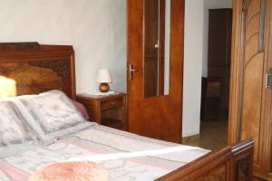 a bedroom with a bed and a table with a lamp at Studio convivial à Gérardmer, 35 m² avec vue sur la montagne in Gérardmer