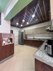 cocina grande con electrodomésticos de acero inoxidable en Dacia vue sur mer, en Tánger
