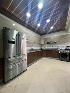 Una cocina grande con refrigerador de acero inoxidable. en Dacia vue sur mer, en Tánger 10 fotos más