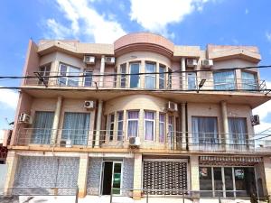 a building with a balcony on top of it at Résidence Nana Baco Djicoroni in Bamako