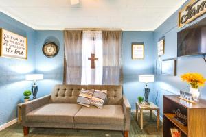 Χώρος καθιστικού στο Centrally Located North Little Rock Studio with Yard