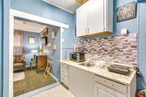 Η κουζίνα ή μικρή κουζίνα στο Centrally Located North Little Rock Studio with Yard