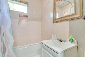 Ένα μπάνιο στο Centrally Located North Little Rock Studio with Yard +16 φωτογραφίες