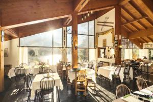Um restaurante ou outro lugar para comer em Hosteria El Condado
