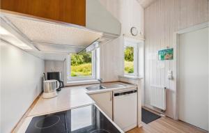 Η κουζίνα ή μικρή κουζίνα στο Cozy Home In Otterndorf With Sauna