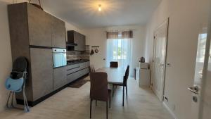 eine Küche mit Tisch und Esszimmer in der Unterkunft Villa Marina in Orosei