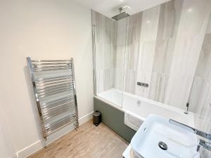 Un baño blanco con lavabo y ducha en Luxury 2 Bed - FREE Private Parking - Contractors, en Newcastle 18 fotos más