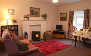 A television and/or entertainment centre at Inverawe Cottages