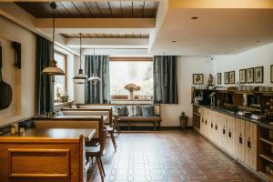 A kitchen or kitchenette at Pension Baranekhof - accommodation in nature - Baranek Resorts