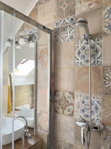 un baño con lavabo y espejo en Casa Nêspera, en Lisboa 17 fotos más