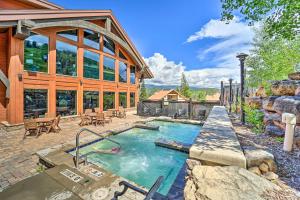 Bazén v ubytování Skiing and Hiking Mtn-View Condo in Durango! nebo v jeho okolí