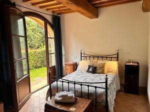 Ένα ή περισσότερα κρεβάτια σε δωμάτιο στο 2Bed-Restored FarmHouse-San Gimignano-Pool