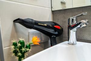un secador de pelo sobre un fregadero en Modern Oasis in Central Agadir, en Agadir 13 fotos más