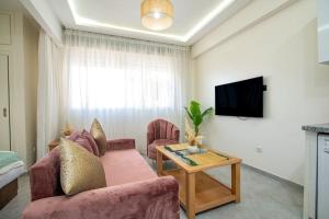 Una sala de estar con un sofá y un televisor. en Modern Oasis in Central Agadir, en Agadir