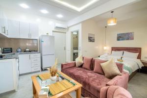 sala de estar con sofá, cama y cocina en Modern Oasis in Central Agadir, en Agadir