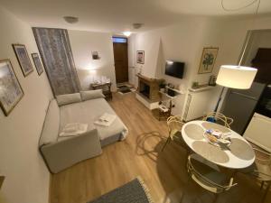 a living room with a couch and a table at La Dimora di Bianca Holiday House in Spello