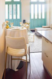Ein Sitzbereich in der Unterkunft Best Location - Unique And Charming Loft