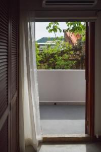 Rõdu või terrass majutusasutuses Best Location - Spacious And Fancy Apt