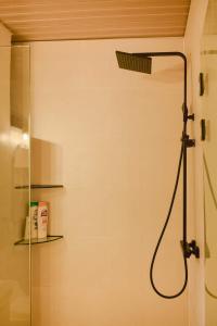 Vannituba majutusasutuses Best Location - Spacious And Fancy Apt