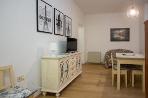 a living room with a television and a table at La Guardata in Montefiascone