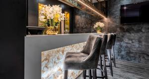 TV a/nebo společenská místnost v ubytování PLAZA Premium Parkhotel Norderstedt + 37 fotografií
