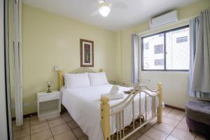 Una cama o camas en una habitación de BK12 - Próximo ao Calçadão, Sacada, Climatizado