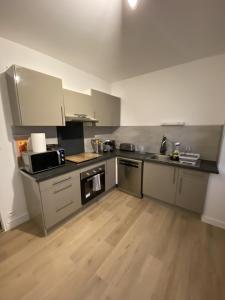 アングレームにあるAu Sunrise T4のキッチン(ステンレス製の電化製品付)