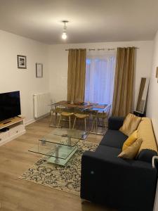 アングレームにあるAu Sunrise T4のソファとテーブルのあるリビングルーム