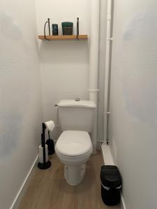 アングレームにあるAu Sunrise T4の部屋にある白いトイレ付きのバスルーム