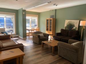 Jasper East Hostel - Near Jasper National Park East Gate Entrance的休息区