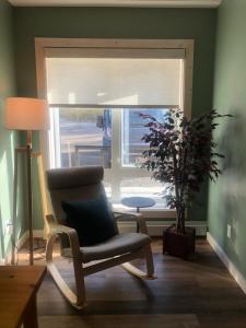 Jasper East Hostel - Near Jasper National Park East Gate Entrance的休息区