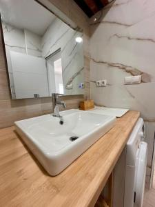 アルカスにあるVivienda en San Andrésの白い洗面台と鏡のあるバスルーム