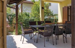 - czarny stół i krzesła na patio w obiekcie Stunning Home In Pula With Wifi w Puli