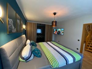 Un pat sau paturi într-o cameră la Ferienwohnung Keilbergpanorama