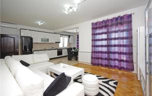 Kuchyňa alebo kuchynka v ubytovaní Four-Bedroom Holiday Home In Veliki Prolog
