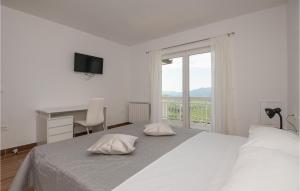 Posteľ alebo postele v izbe v ubytovaní Four-Bedroom Holiday Home In Veliki Prolog