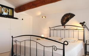 sypialnia z metalowym łóżkiem w pokoju w obiekcie Cozy Home In Avignon With Wifi w Awinionie