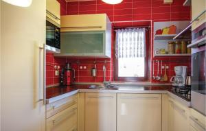 Kuchyňa alebo kuchynka v ubytovaní 3 Bedroom Nice Apartment In Cavle