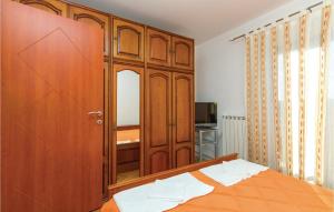 Posteľ alebo postele v izbe v ubytovaní 3 Bedroom Nice Apartment In Cavle