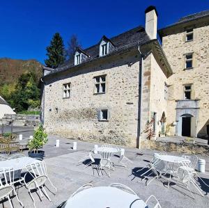 塞特埃甘Château d'Arance Hôtel Restaurant Espace bien-être的建筑物前的一组桌椅