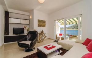 TV a/nebo společenská místnost v ubytování Two-Bedroom Holiday Home In Opuzen