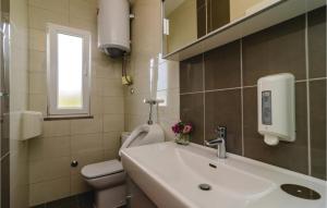 Koupelna v ubytování Two-Bedroom Holiday Home In Opuzen