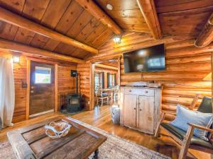 Μια τηλεόραση ή/και κέντρο ψυχαγωγίας στο Charming Cabin, 20 Min To Yellowstone, Lake Views