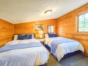Ένα ή περισσότερα κρεβάτια σε δωμάτιο στο Charming Cabin, 20 Min To Yellowstone, Lake Views