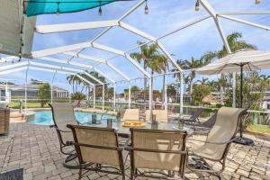 Piscina de la sau aproape de Boating & Fishing Enthusiasts, Heated Pool and Spa, Bicycles - Latitude Adjustment - Roelens